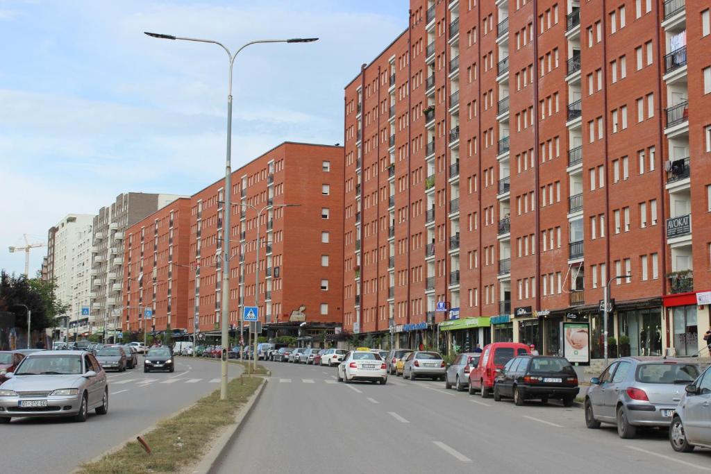 プリシュティナにあるPrestige Apartmentsの路上駐車の賑やかな街道