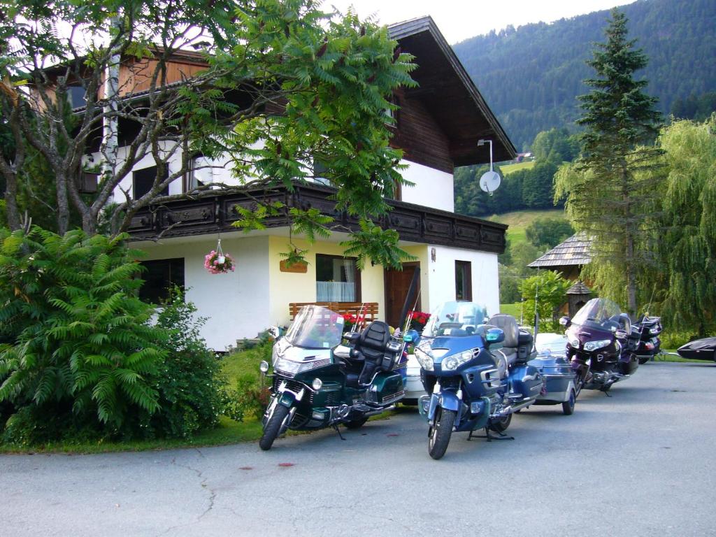 una fila de motocicletas estacionadas frente a una casa en Chalet Kammleitn, en Hermagor