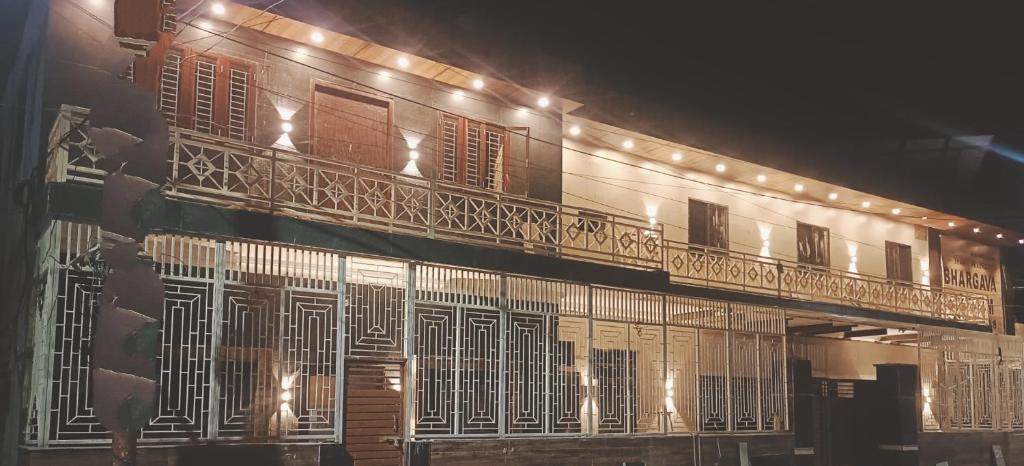 um edifício com uma varanda com luzes em Bhargava Ashram em Vrindavan