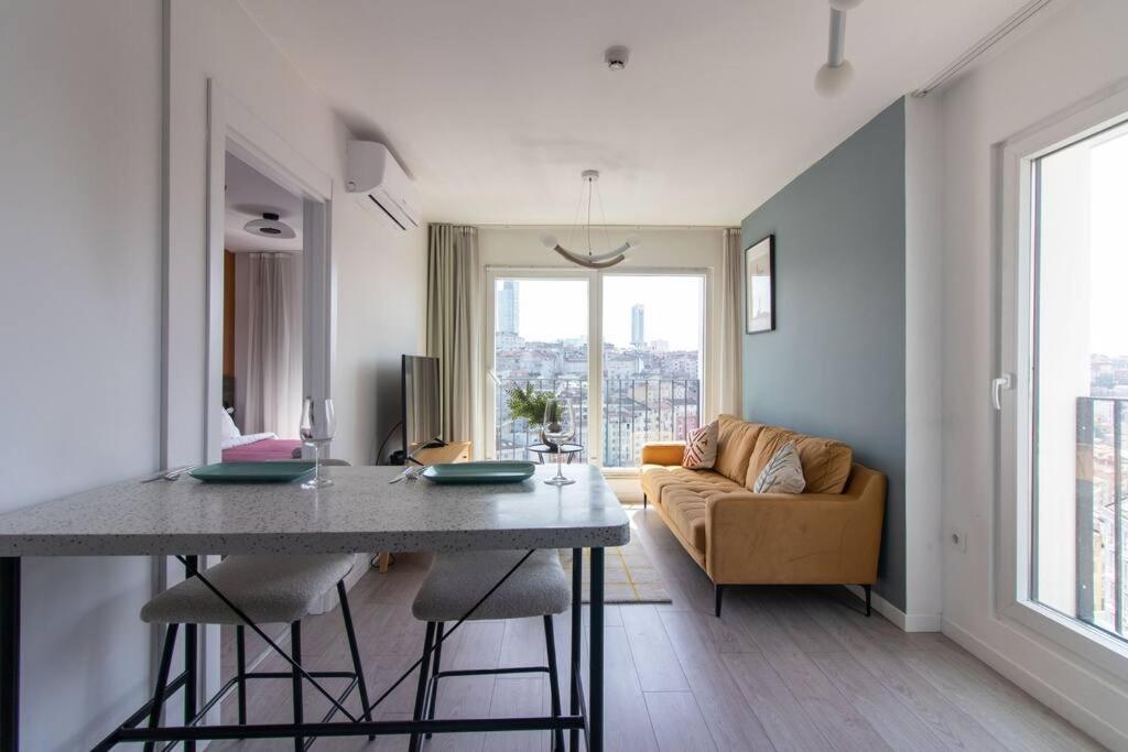 Sleek Contemporary Corner 1BR Residence w/ Parking #149