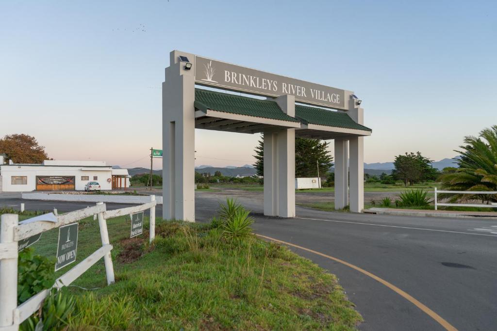 un cartello per l’intersezione di una strada di Brinkley's River Village a Klein-Brakrivier