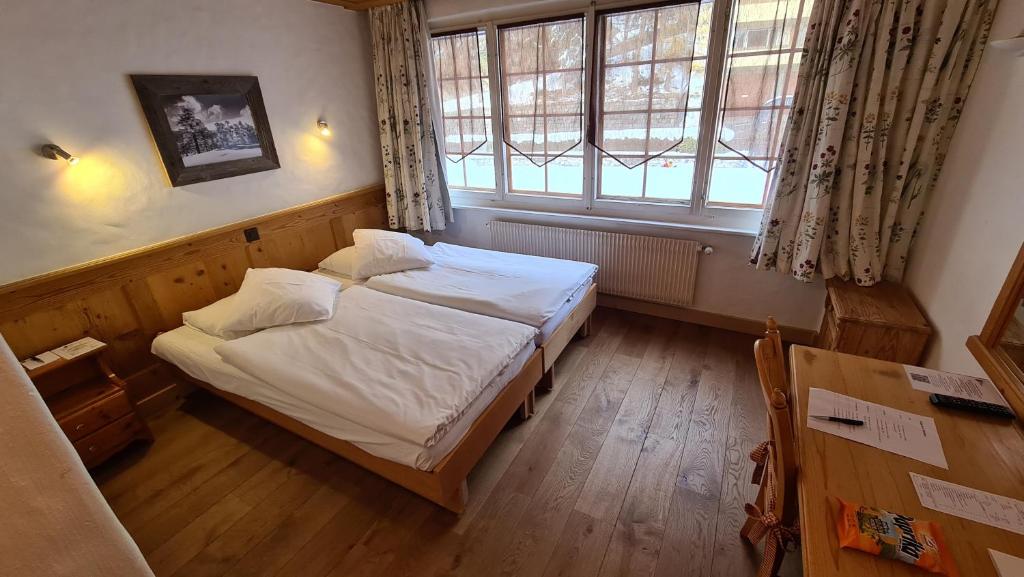 Postel nebo postele na pokoji v ubytování Hotel Etrier