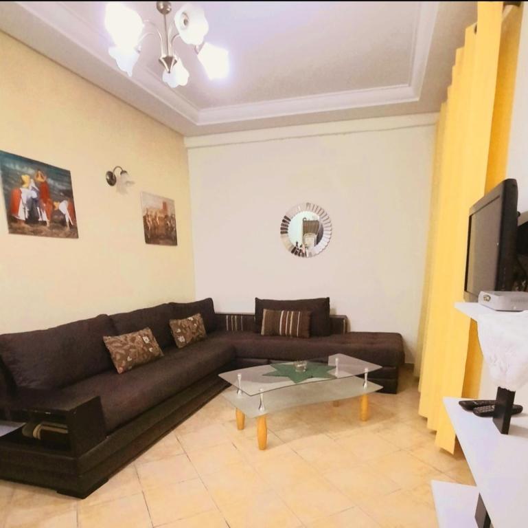 ein Wohnzimmer mit einem Sofa und einem Couchtisch in der Unterkunft Lovely Apartment in CABO, RIVIERA BEACH in Cabo Negro