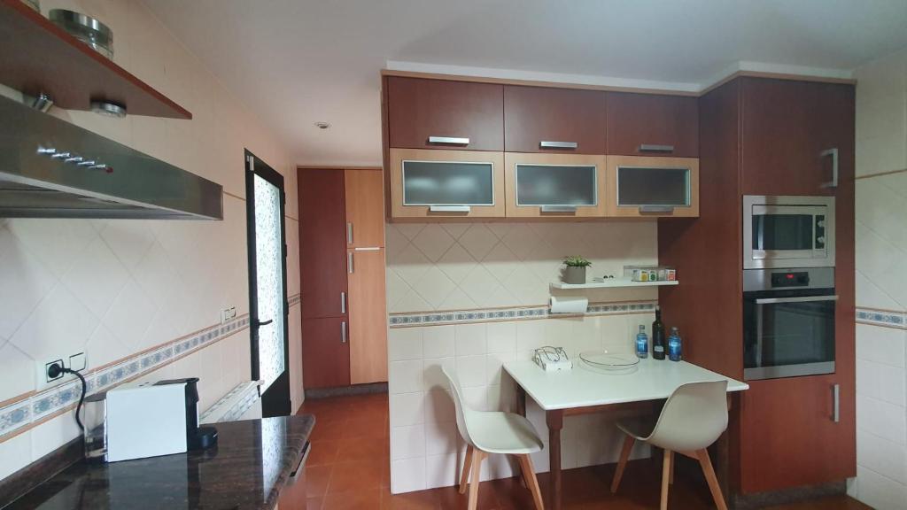 A kitchen or kitchenette at A Cachada de Dorrón