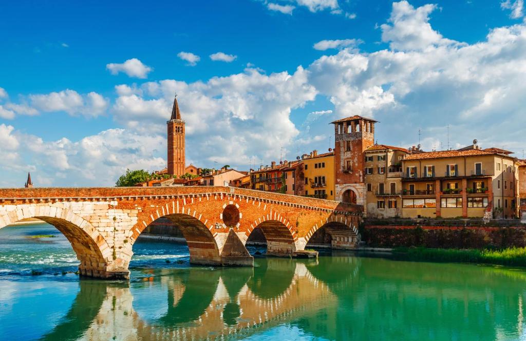 uma ponte sobre um rio numa cidade em AL VICOLETTO em Verona