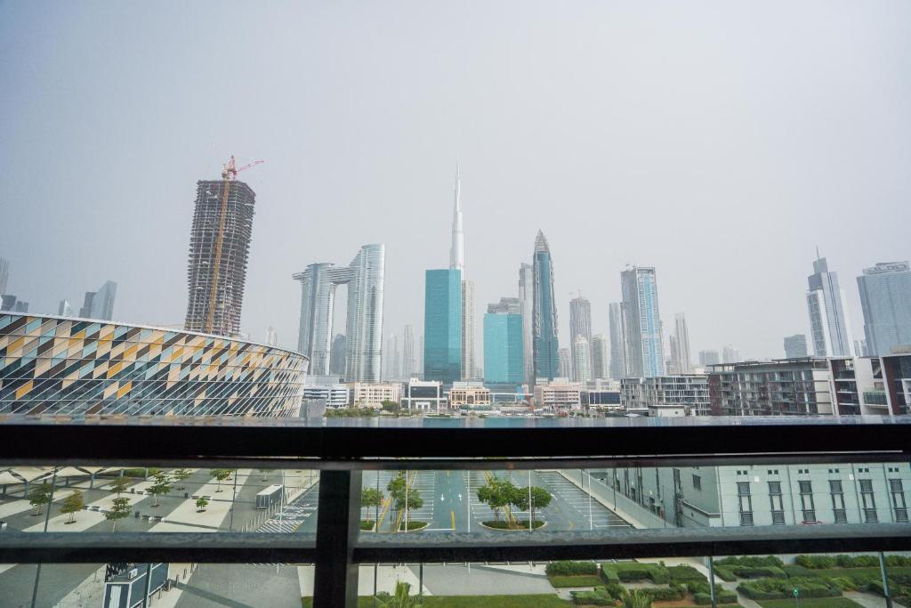 een uitzicht op de skyline van een stad met hoge gebouwen bij Nasma Luxury Stays - City Walk Building 5 in Dubai
