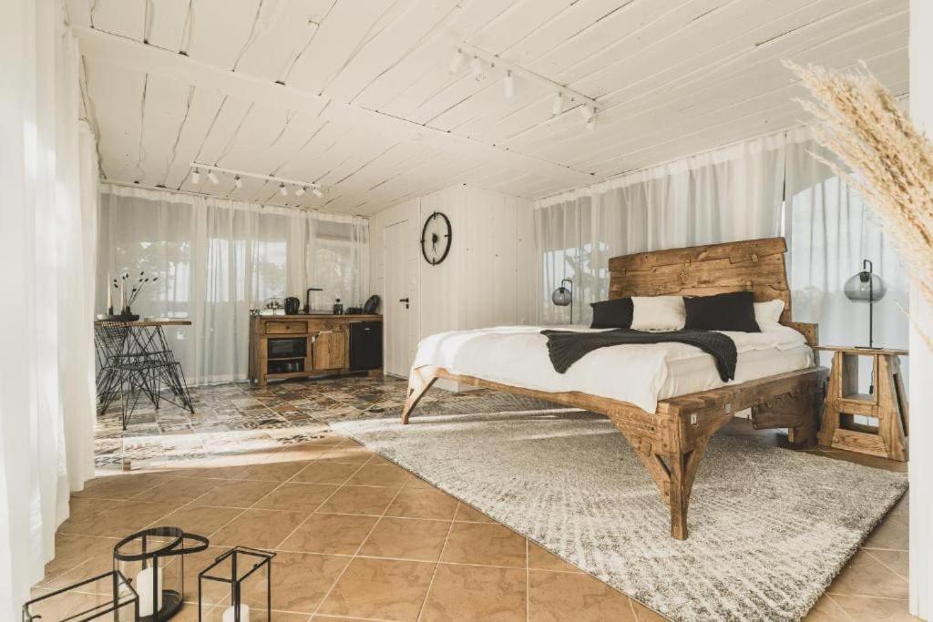 Your Private Retreat Island في Priedkalne: غرفة نوم بسرير كبير في غرفة