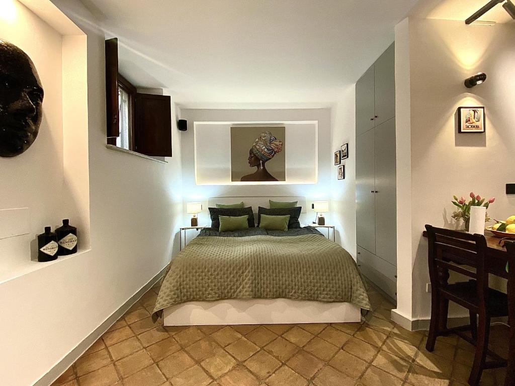 een slaapkamer met een bed in een kleine kamer bij Casa Siculi in Taormina