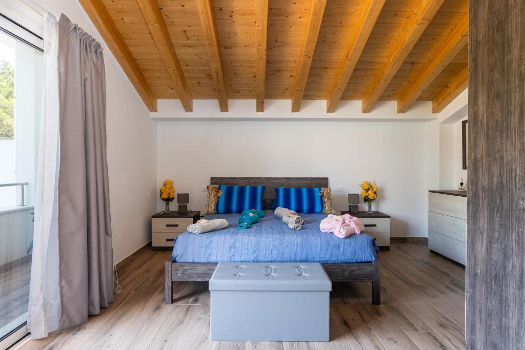 een slaapkamer met een bed en een houten plafond bij Affittacamere Mare nel Cuore in Torre Grande