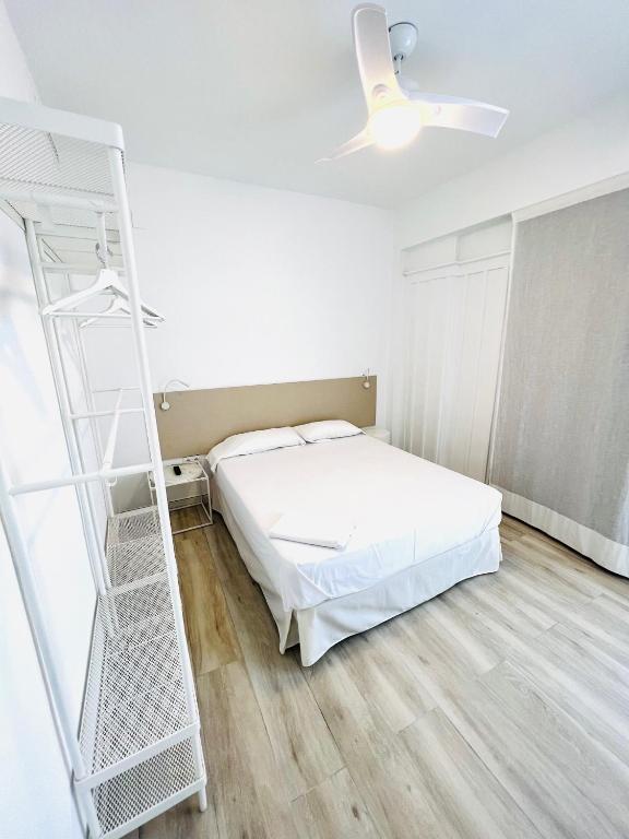 Cama o camas de una habitación en Apartamentos Hotel Puente de Hierro