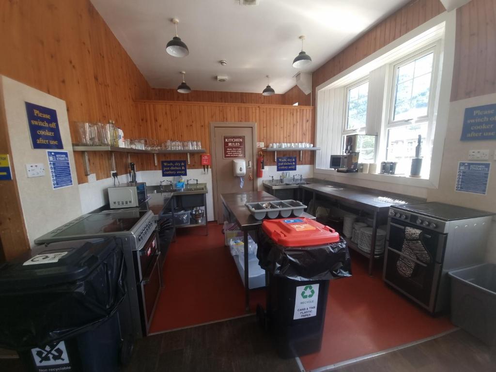 Kuchyň nebo kuchyňský kout v ubytování Blackwater Hostel