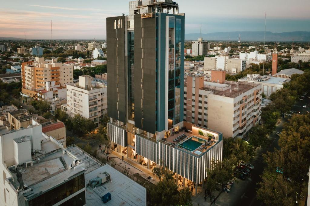 une vue sur la ville avec un grand bâtiment dans l'établissement Del Bono Central Hotel, à San Juan