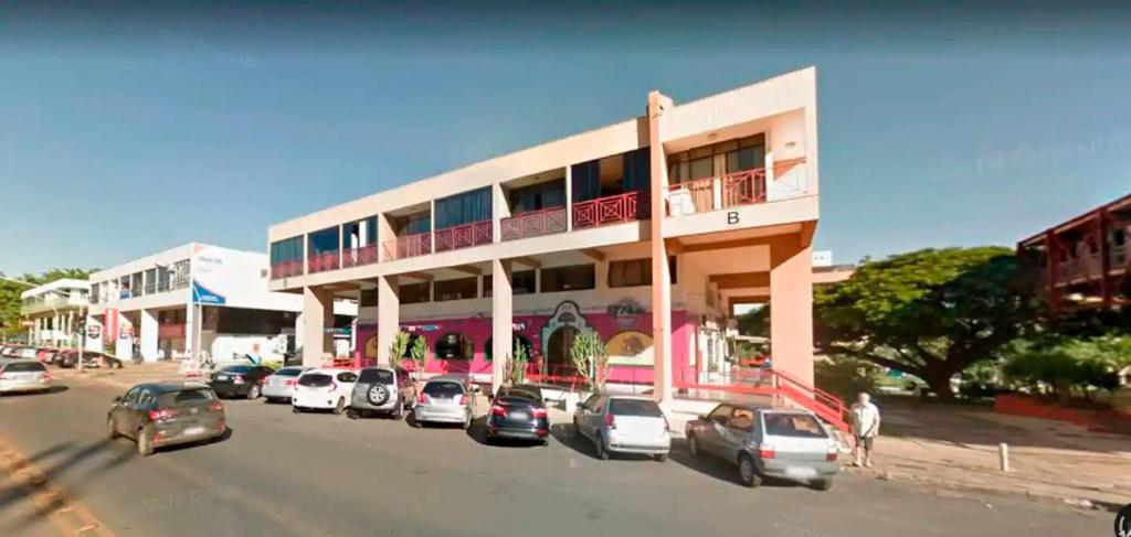 a street with cars parked in front of a building at Flats Asa Norte CLN 110 by CentoEdez in Brasilia