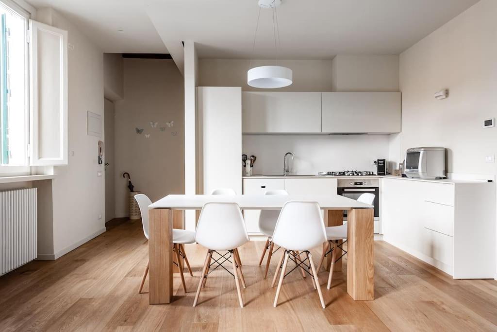 Kuchyň nebo kuchyňský kout v ubytování Central Loft Lucca -A 2 Passi Dal Duomo-