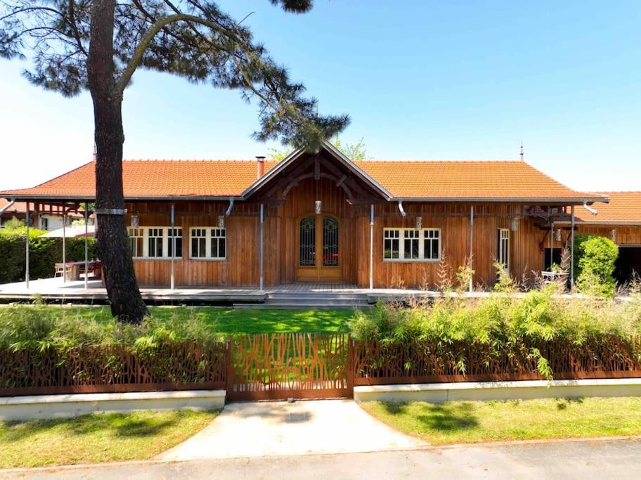 Villa Maison bois typique, piscine, La Hume, 8 personnes, GujanMestras