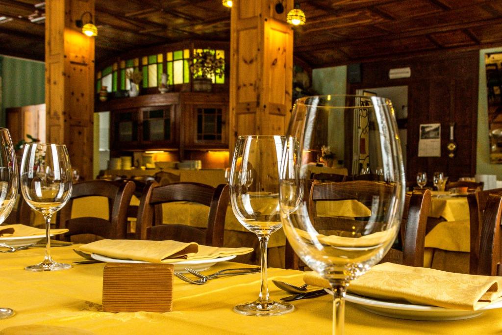 stół z kieliszkami do wina na stole w restauracji w obiekcie Albergo Monte Cervino w mieście Champoluc