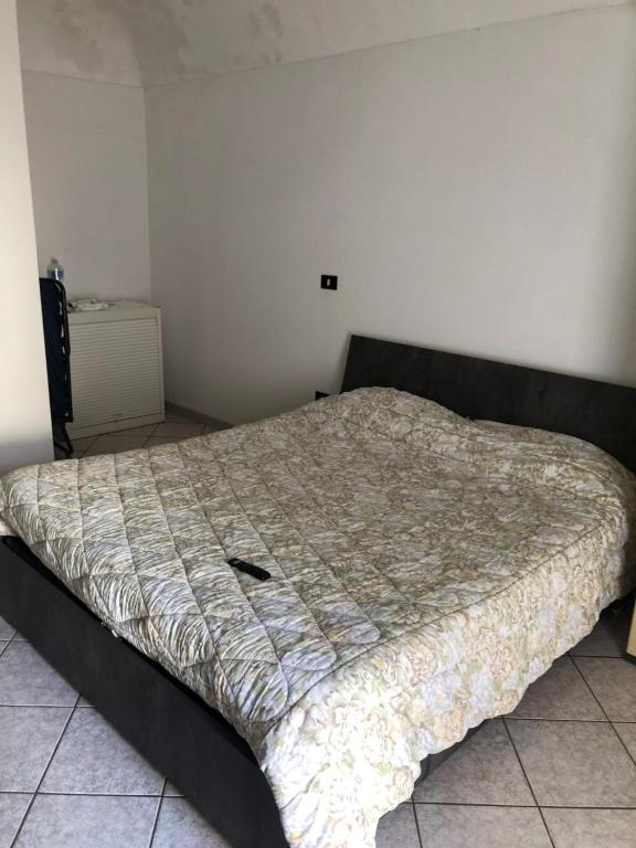 ein Schlafzimmer mit einem Bett mit einer Bettdecke darauf in der Unterkunft Cannarsa in San Giacomo degli Schiavoni