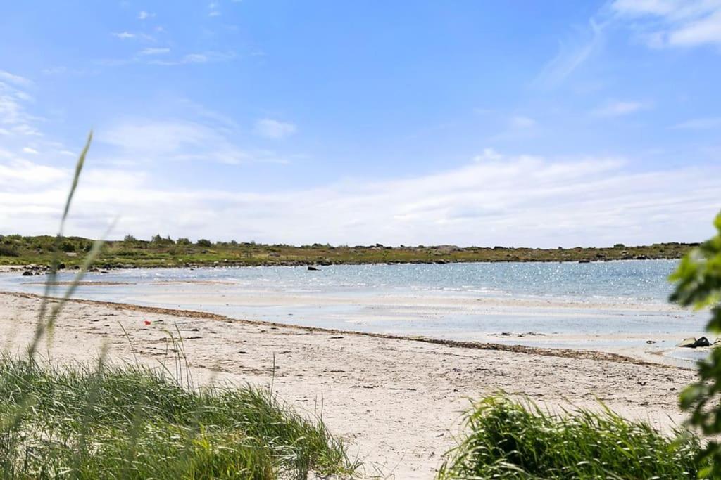 una playa de arena con un cuerpo de agua en Cozy cottage by the sea south of Varberg, en TrÃ¤slÃ¶vslÃ¤ge