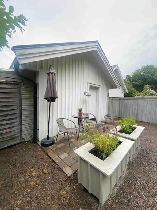 Zahrada ubytování Cozy cottage by the sea south of Varberg