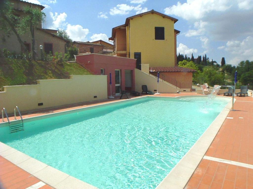 een zwembad voor een huis bij Comfortable Mansion in Siena with Swimming Pool in Siena
