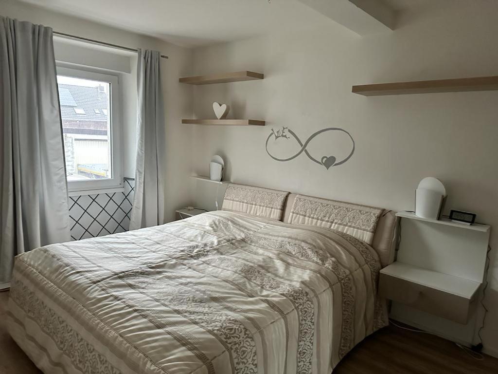 Schlafzimmer mit einem Bett und einem Wandspiegel in der Unterkunft Wohlfühl Erdgeschoss in Saarbrücken