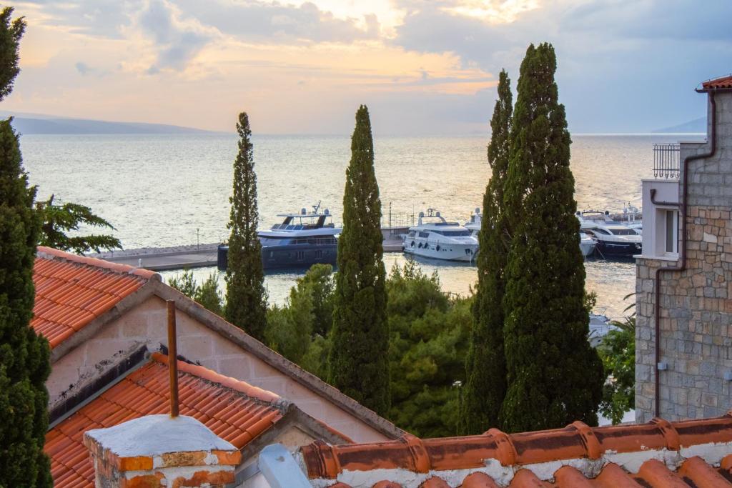 a view of the ocean from a building at Apartment Sun in Baška Voda
