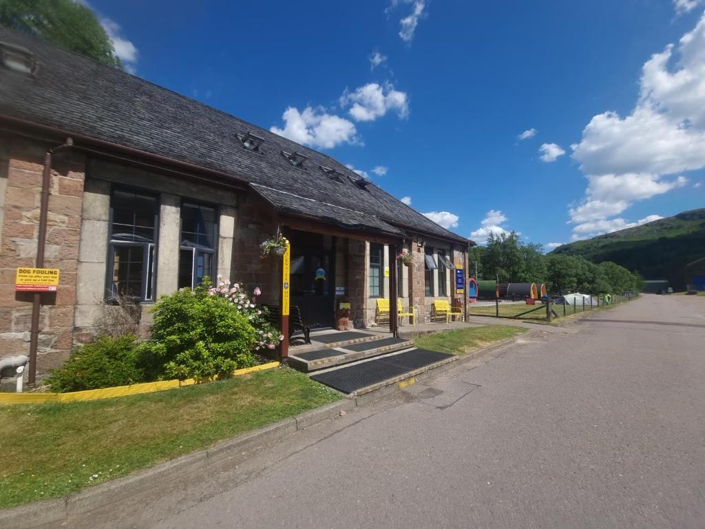 een gebouw aan de straatkant bij Blackwater Hostel in Kinlochleven