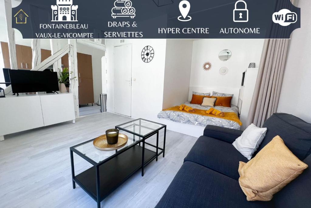 sala de estar con sofá y cama en Ô Confluent, en Montereau-Fault-Yonne