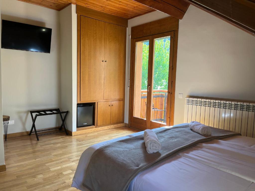 Posteľ alebo postele v izbe v ubytovaní Hotel Els Encantats