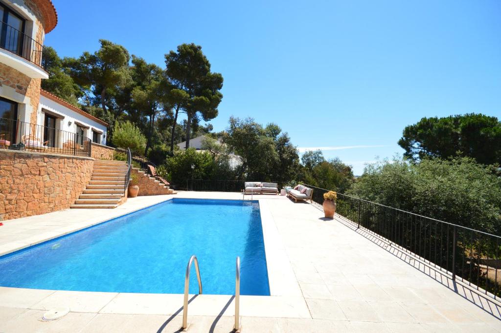 - une piscine en face d'une maison dans l'établissement Villa Torre Cal Sada, à Vall-llobrega