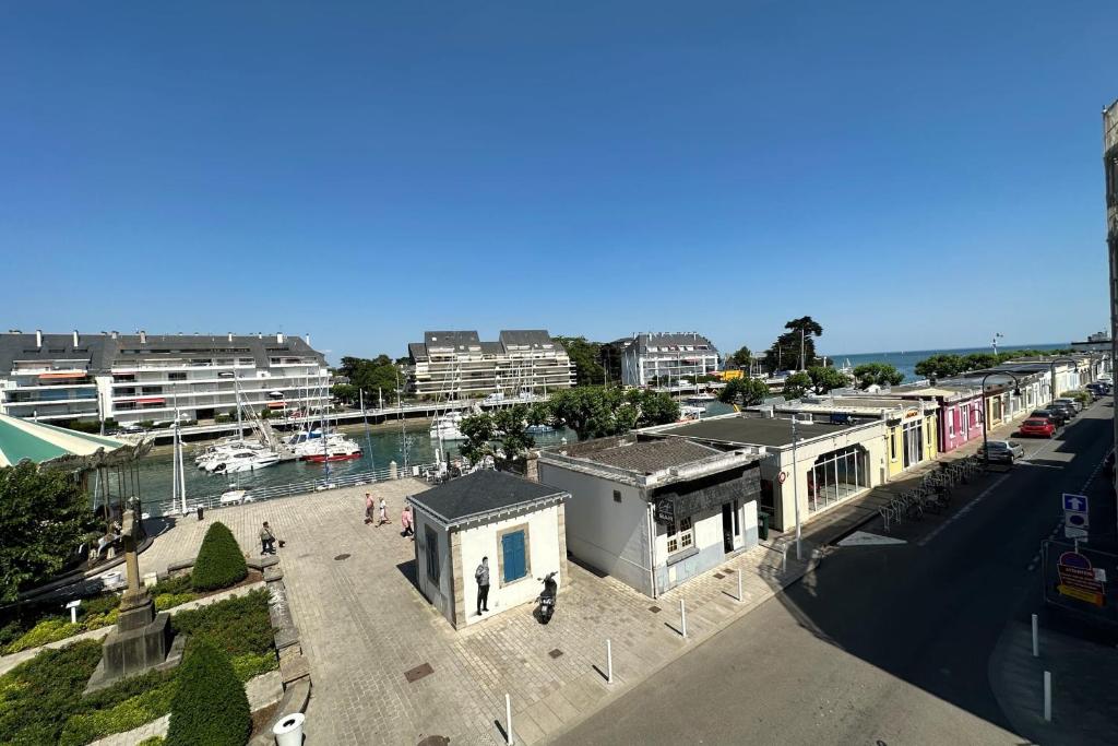 - une vue sur une ville avec des bâtiments et un port dans l'établissement Spacious 68m apartment bright and charming, au Pouliguen