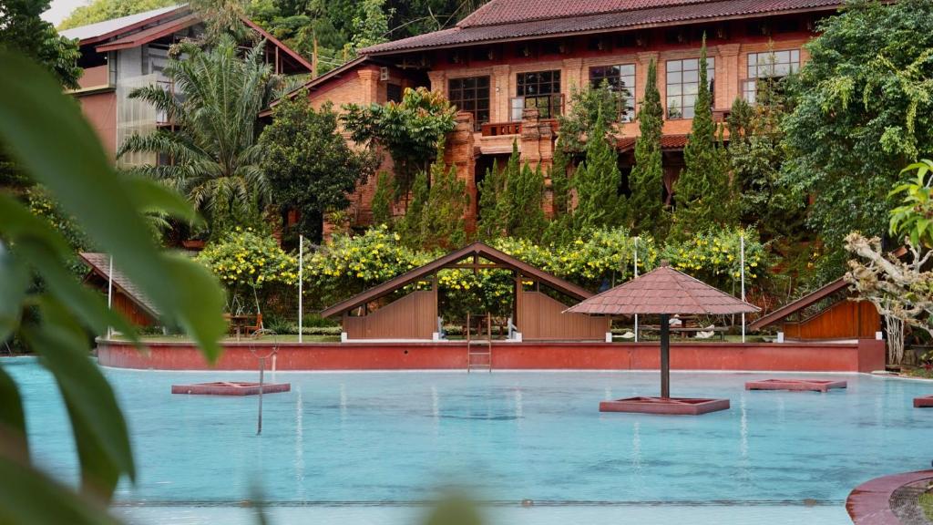 Bazén v ubytování Jawa Dwipa Heritage Resort nebo v jeho okolí