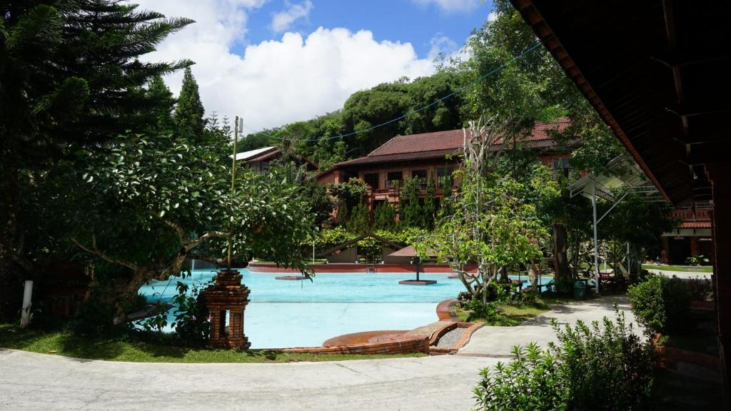 Bazén v ubytování Jawa Dwipa Heritage Resort nebo v jeho okolí