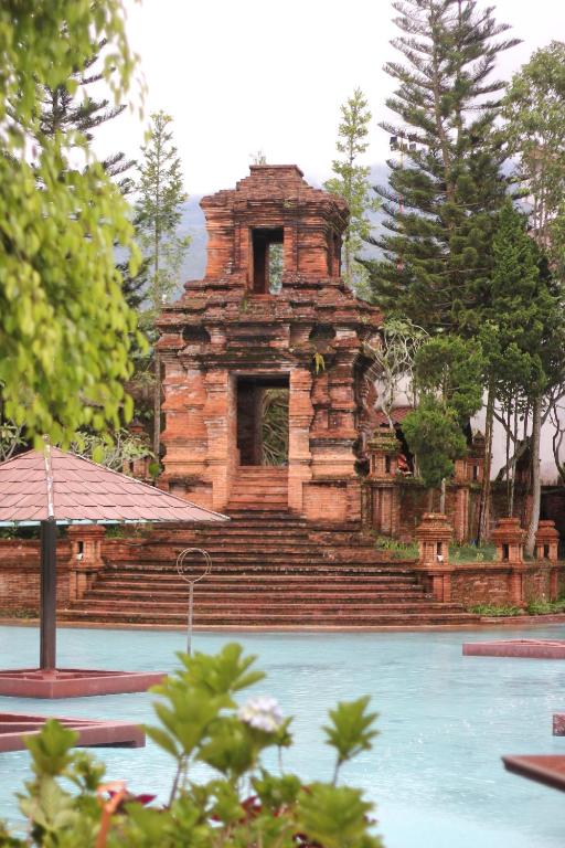 Bazén v ubytování Jawa Dwipa Heritage Resort nebo v jeho okolí