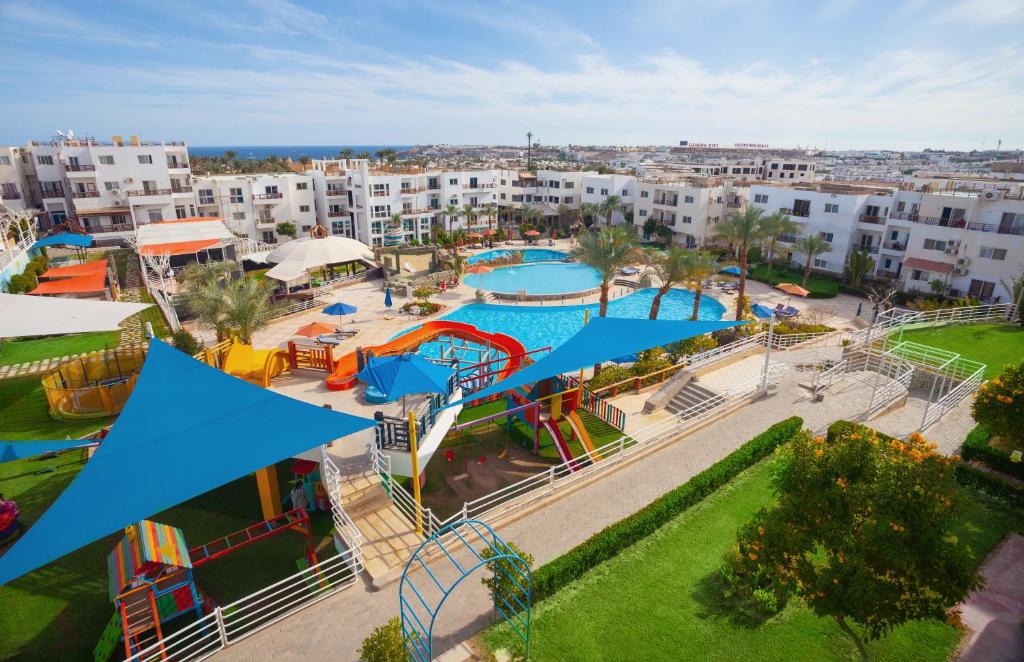 Jasmine Resort & Aqua park في شرم الشيخ: اطلالة جوية على حديقة مائية في مدينة