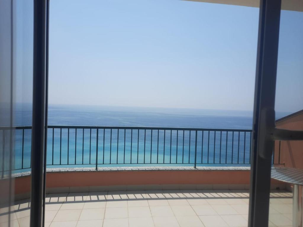 a balcony with a view of the ocean at Hotel Leopold in Moneglia