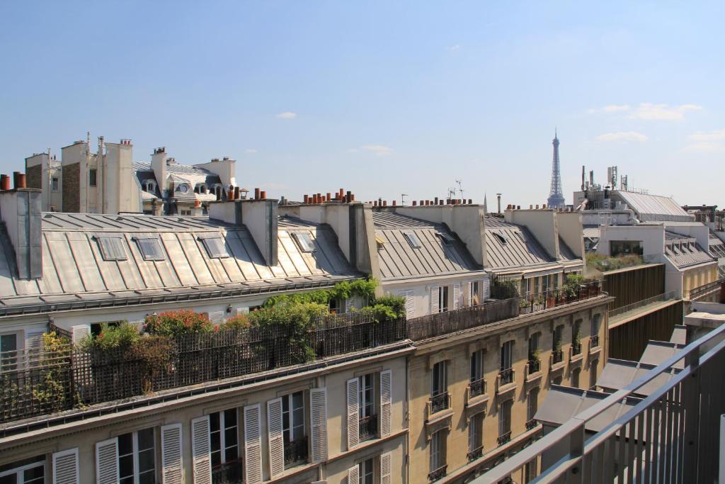 FINESTATE Coliving Champs-Elysées في باريس: مجموعة مباني عليها نباتات على السطح
