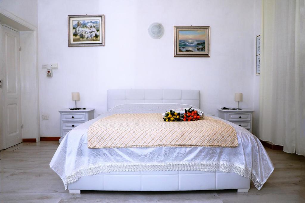 サッサリにあるSogno Allegroのベッドルーム1室(花が咲く白いベッド1台付)