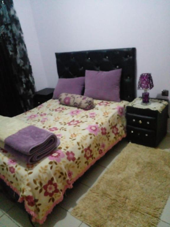 ein Schlafzimmer mit einem Bett und einem Nachttisch mit einem Bett von 6 x 6 cm in der Unterkunft Wad fes hay Molay Driss GH14 in Fès