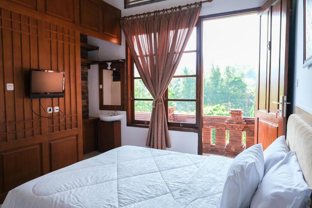 Postel nebo postele na pokoji v ubytování Jawa Dwipa Heritage Resort
