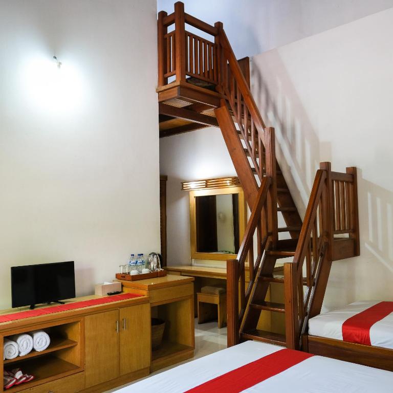 Postel nebo postele na pokoji v ubytování Jawa Dwipa Heritage Resort