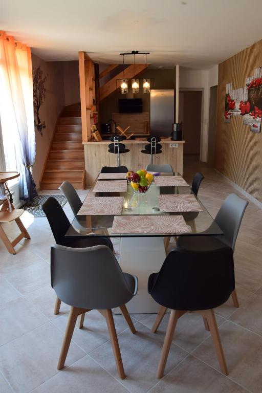 een eetkamer met een tafel en stoelen bij ô temps de l'escapade in Saint-Père-sur-Loire