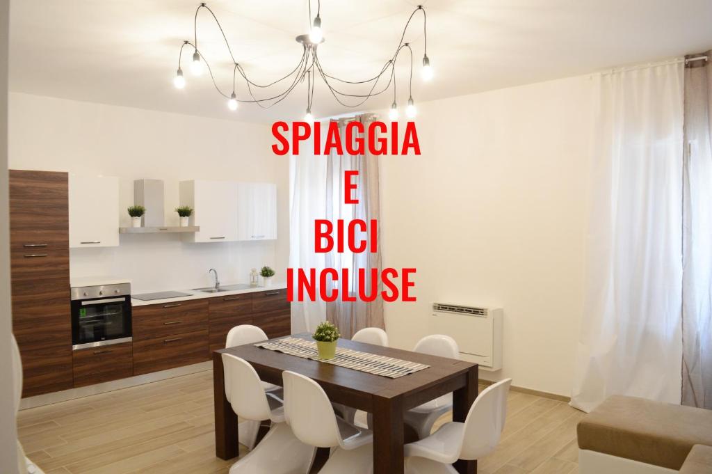 a kitchen and dining room with a table and chairs at Reggia del sole in San Benedetto del Tronto