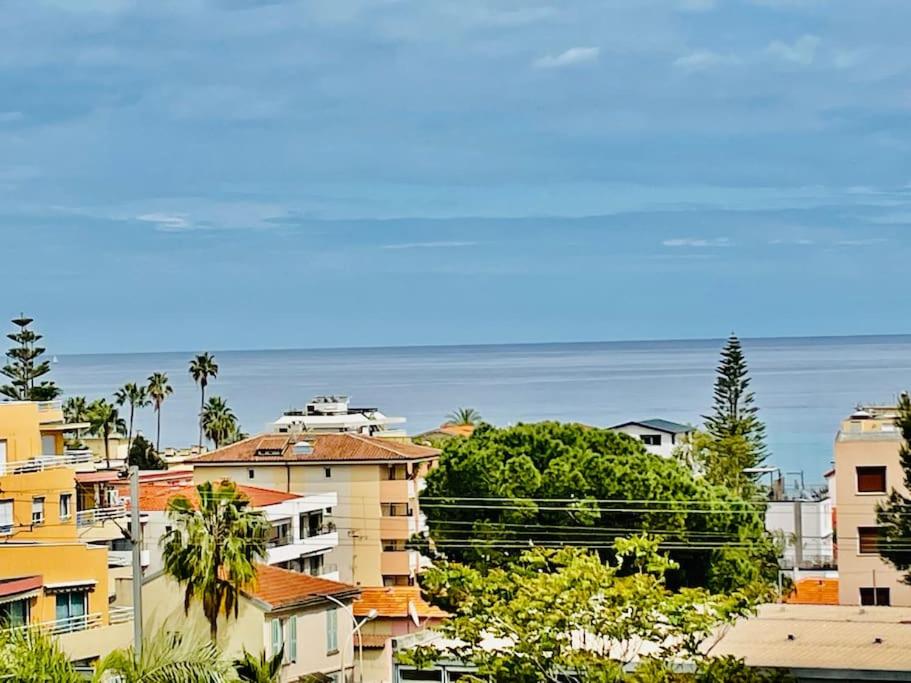 une vue d'une ville avec des bâtiments et des arbres dans l'établissement Climatisé 2 pièces Vue Mer terasse Parking, à Roquebrune-Cap-Martin