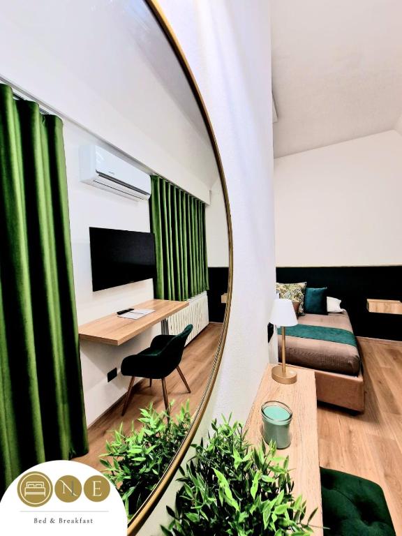 Televízia a/alebo spoločenská miestnosť v ubytovaní B&B ONE