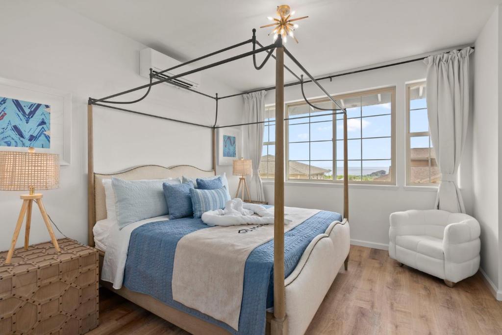 una camera con letto a baldacchino e sedia di @Marbella Lane - Paradise Gem w/breathtaking views a Makaha Valley