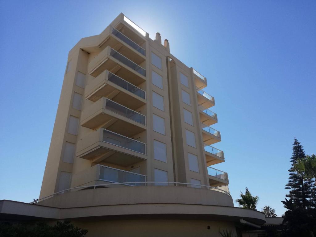 ein großes Apartmenthaus mit blauem Himmel im Hintergrund in der Unterkunft Azahar II Solo Familias Serviplaya in Casas Las Basas