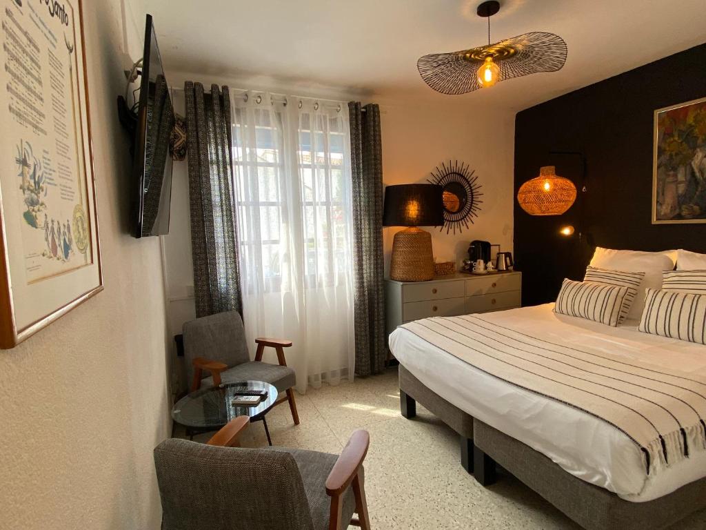 Postel nebo postele na pokoji v ubytování Hôtel Le Neptune en Camargue