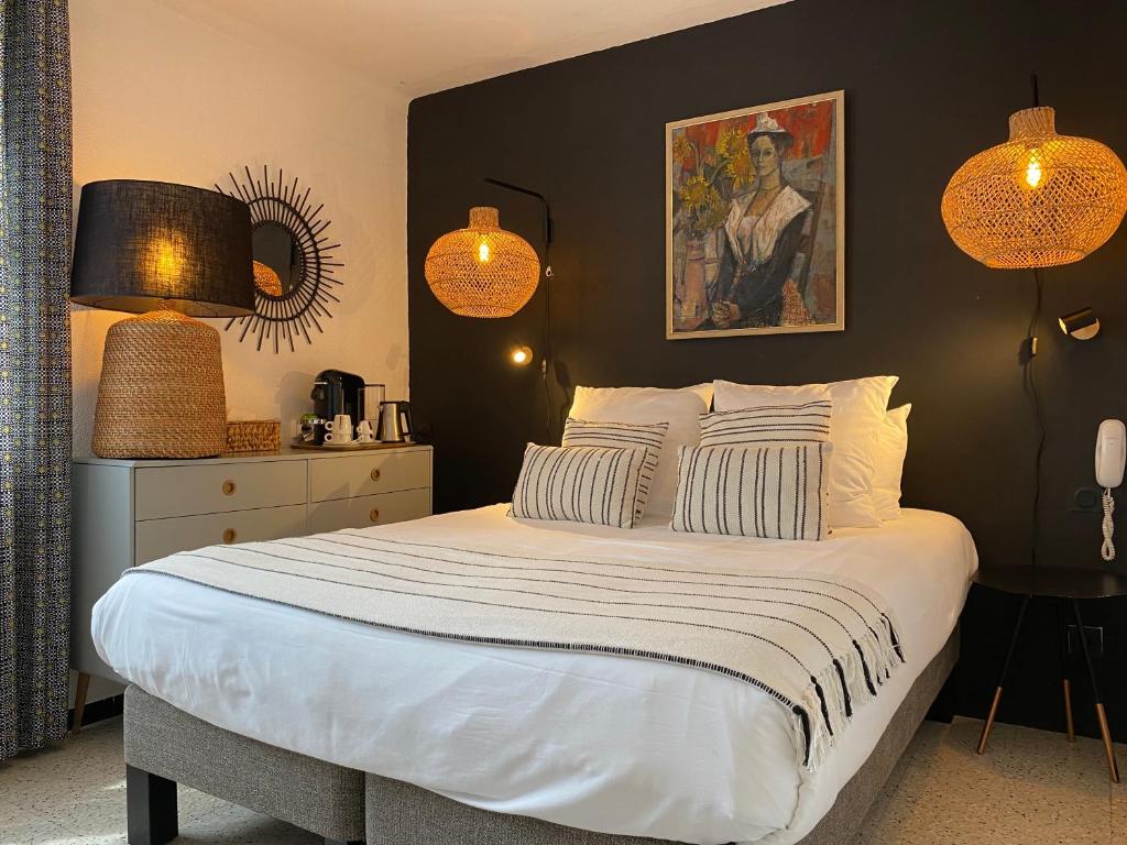 Postel nebo postele na pokoji v ubytování Hôtel Le Neptune en Camargue