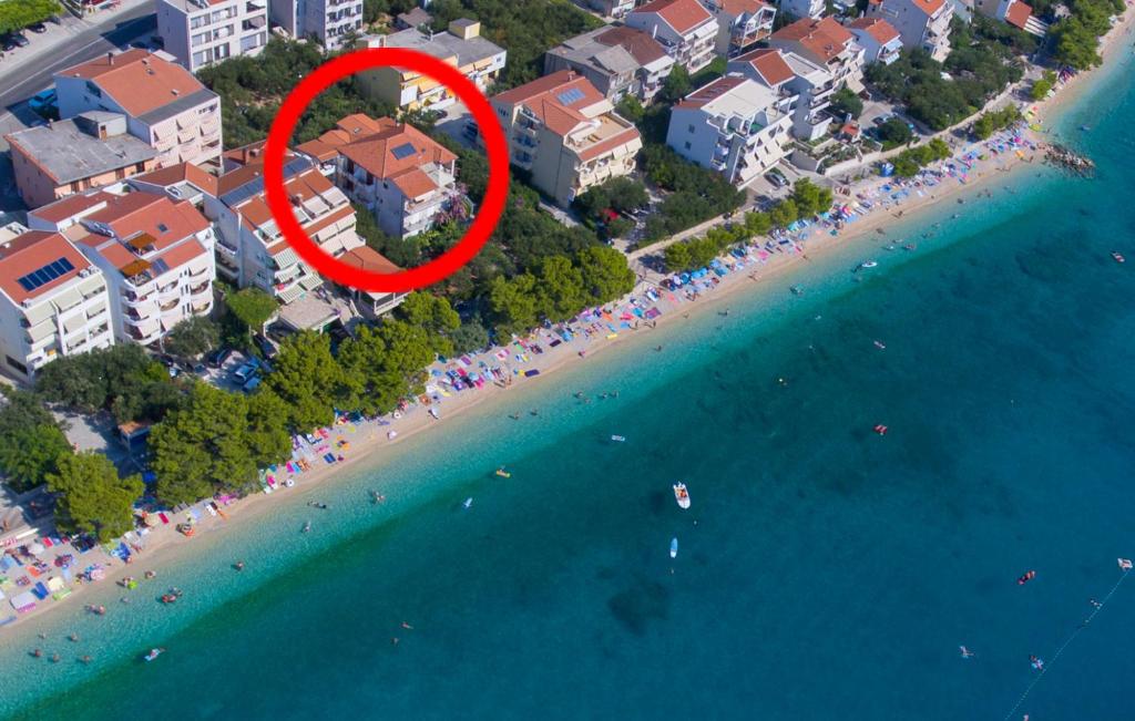 eine Luftansicht auf einen Strand mit einem roten Kreis in der Unterkunft Villa Ševelj in Tučepi